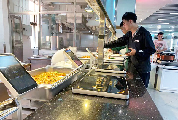 稱重自助餐走進(jìn)學(xué)校 讓人抵抗不了的自助餐模式！