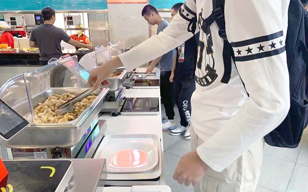 稱重自助餐走進(jìn)學(xué)校 讓人抵抗不了的自助餐模式！